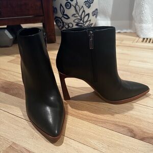 New condition Vincent Camuto all leather booties!
